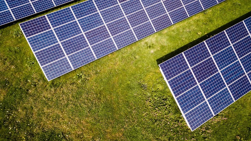 Vue aérienne de panneaux solaires