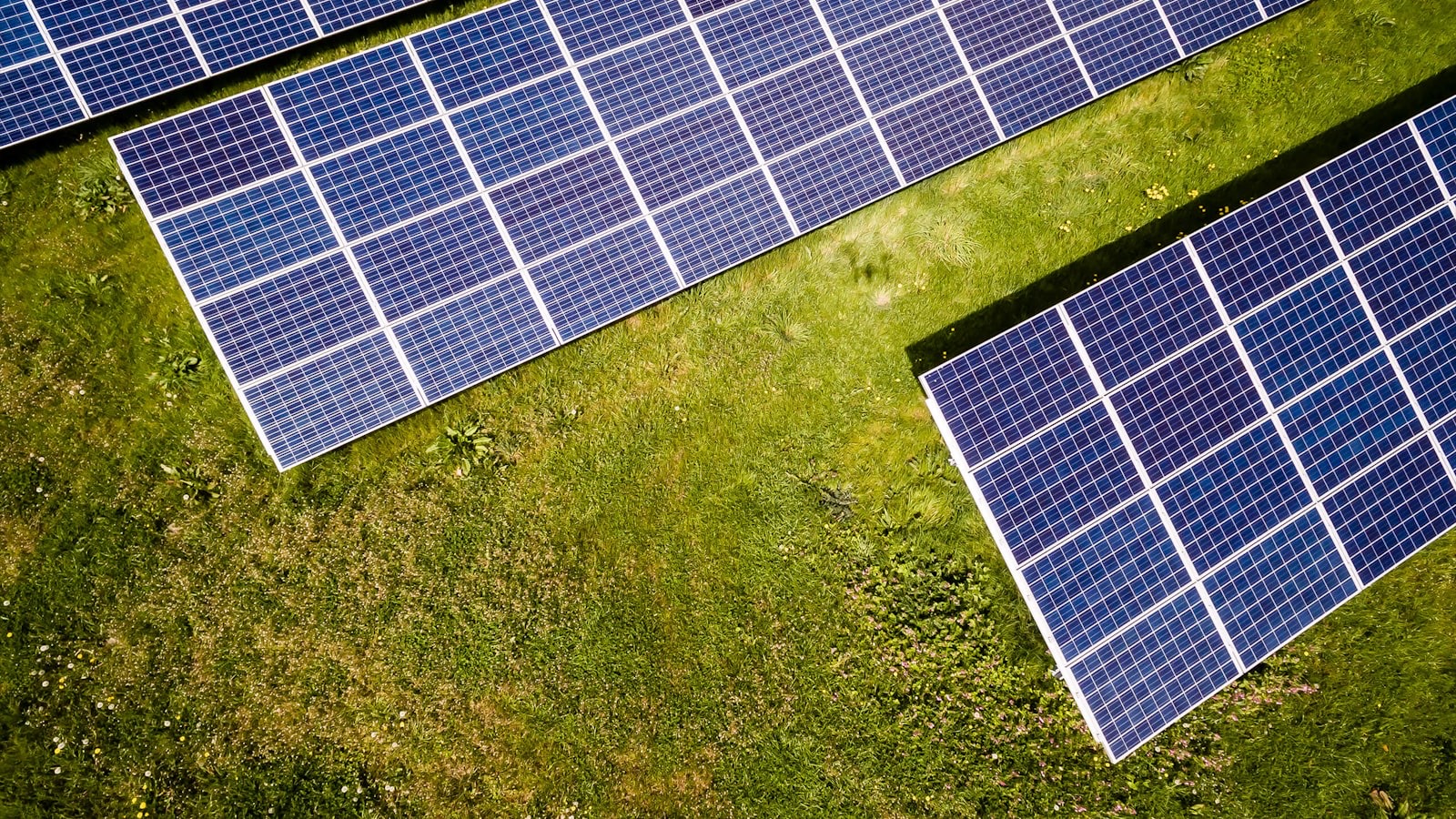 Vue aérienne d'une installation solaire