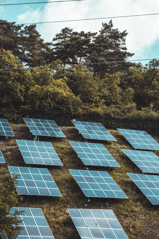 Champ de panneaux solaires sur un coteau