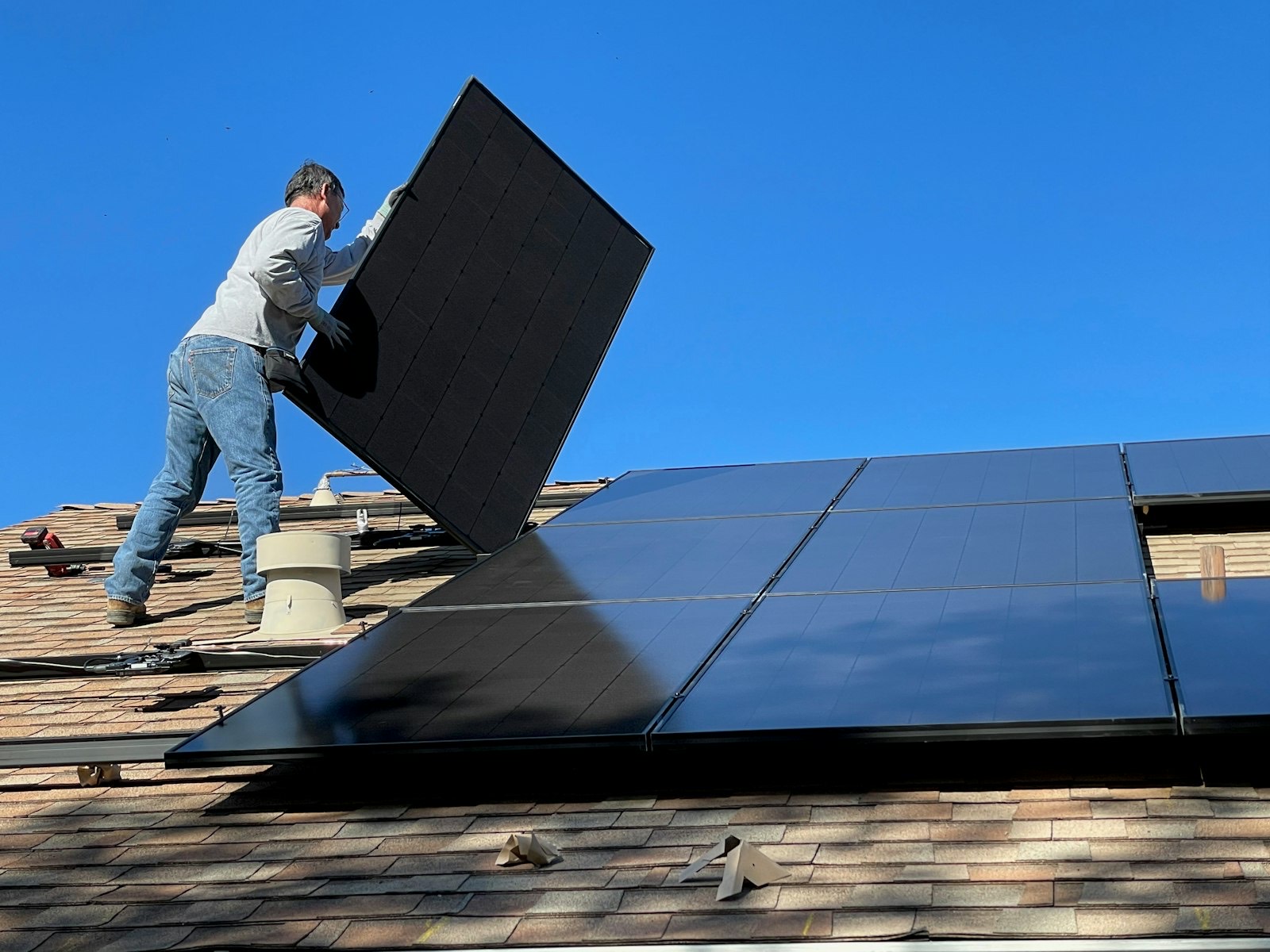 Panneaux solaires sur la toiture d'une maison