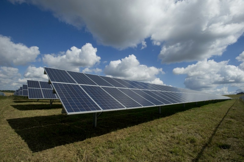 Panneaux solaires et ciel nuageux