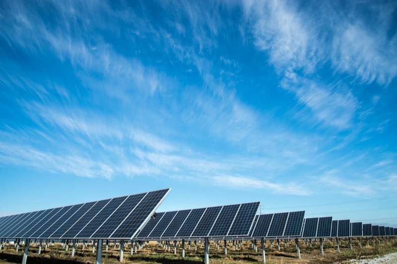Rangées de panneaux solaires sous un ciel dégagé